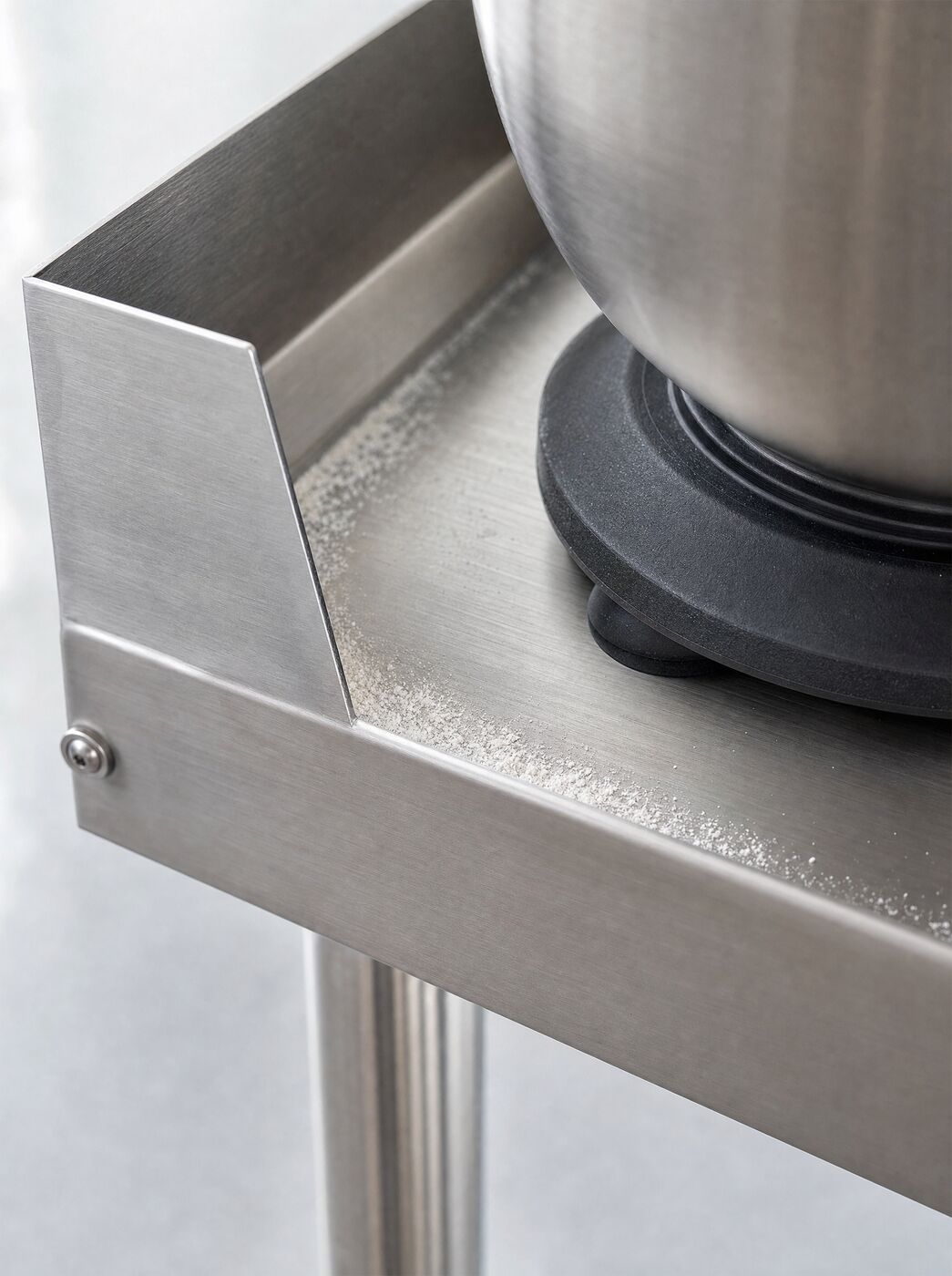Close view of the folded 50 mm splashback at the back corner of the top