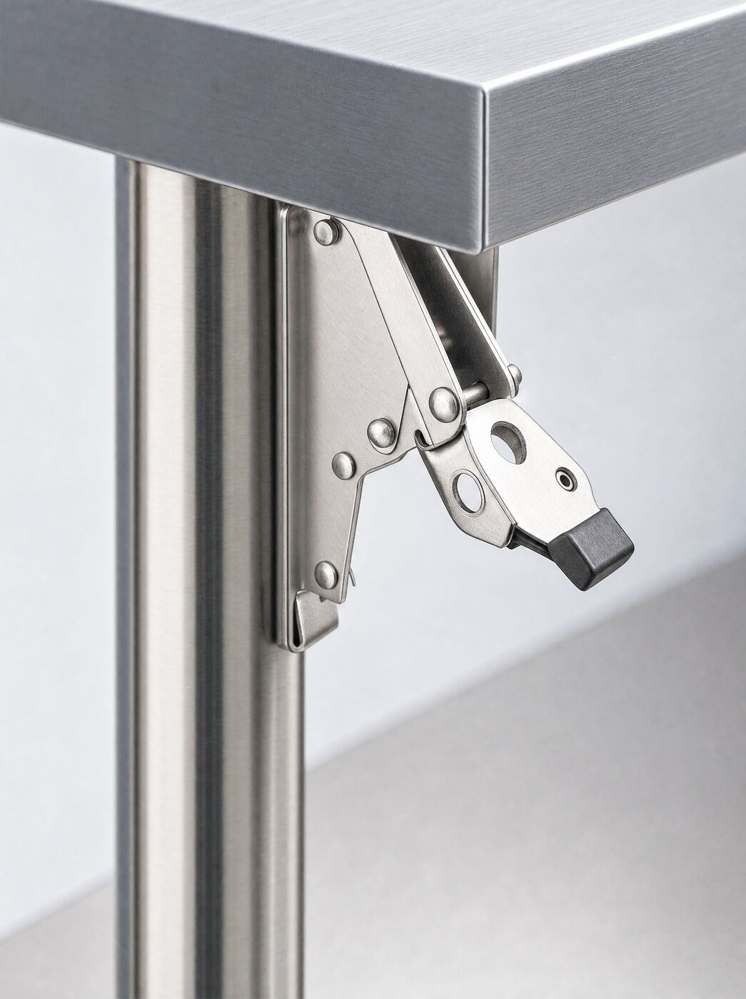 Close view of the leg hinge and locking brace under the top