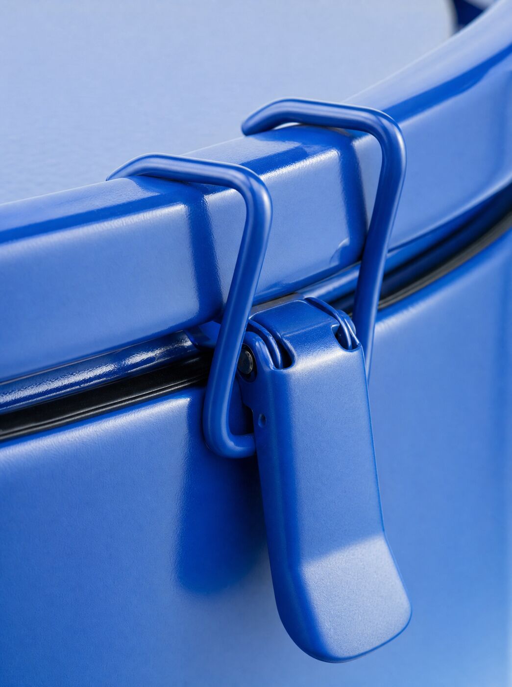 Close view of a locking clip holding the lid on the caddy
