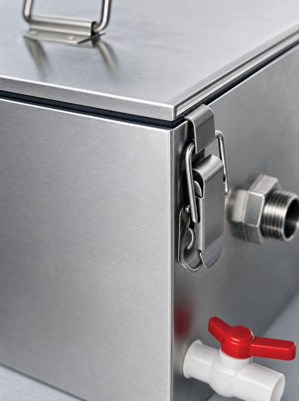 Close view of the lid latch and rubber seal