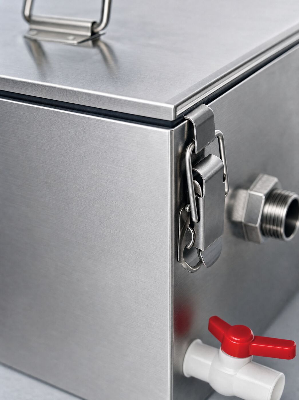Close view of the lid latch and rubber seal